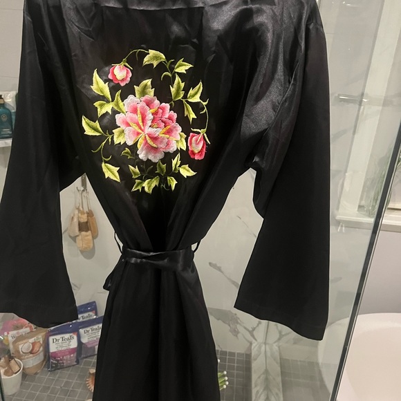 Vanity Fair Other - Vintage romantic black satin embroidered vanity fair robe size med exceptional